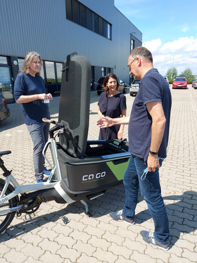 Wirtschafts- und Verkehrsministerin Daniela Schmitt beim Besuch des E-Lastenradherstellers Ca Go Bikes in Koblenz. © MWVLW-RLP
